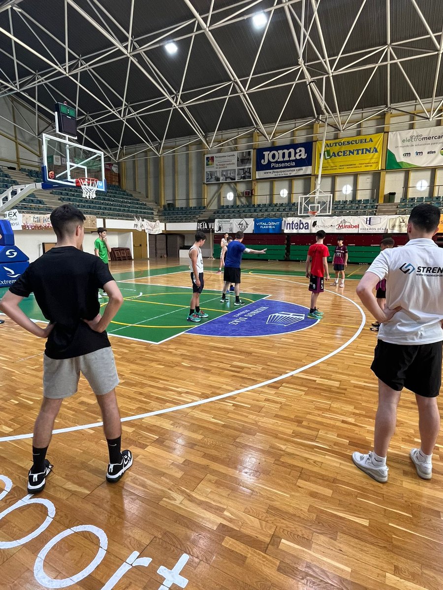 CanteraSencia's tweet photo. Desde el club queremos dar las gracias a @robertoblanco33 , quien siempre será parte de la familia 💚💜 por sus maravillosos clinics y masterclass al infantil @electromercantil. 

Claves para seguir aprendiendo y mejorando. ¡Lo que han aprendido! 👏🏼🏀

¡Gracias por estos días! https://t.co/ByQCRssY4n