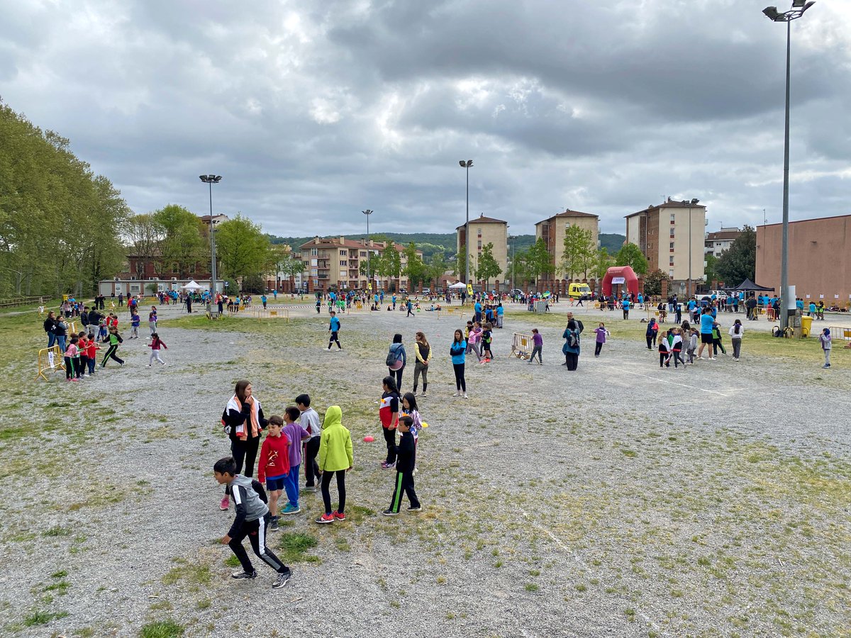 🥏🙌🏽🤸🏽#Olot juga amb el Rodajoc!

📍 Més de 500 alumnes de 3r de primària de 17 escoles d’#Olot i #Garrotxa participen d’aquesta jornada dedicada als jocs tradicionals, cooperatius i de carrer.
Més info ➡️ olot.cat/pl217/ajuntame…

#femOlot #OlotCultura #OlotEducació #EsportsOlot