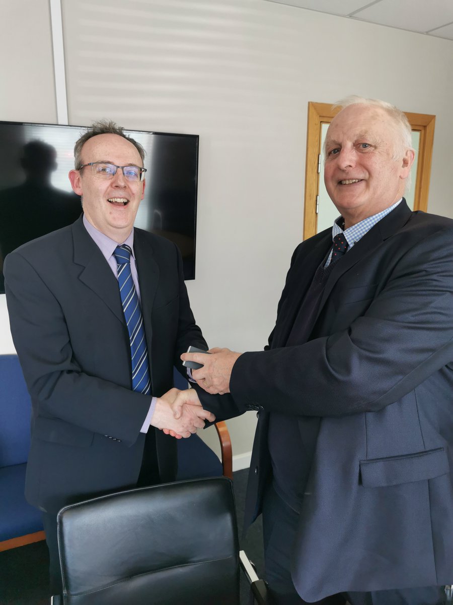 UHW Pharmacy & UCC celebrating their longstanding collaboration & support received from recently retired UHW Pharmacy Manager Jonathan Oakes, Jonathan is pictured here with Prof. Byrne @Pharmacy_UCC @PharmEdResUCC @stephenUCCPharm @IEHospitalGroup