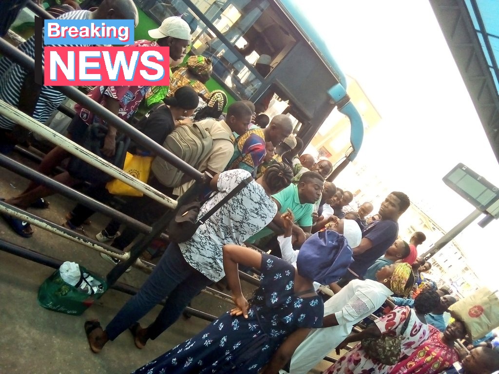 Today at Ikorodu terminal around 10am, witnessed a disturbing incident. While queuing for the BRT bus to Fadeyi, a Lamata staff allowed some individuals to cut the line, leading to confrontation. Shockingly, the staff became aggressive and resorted to violence, slapping a woman..