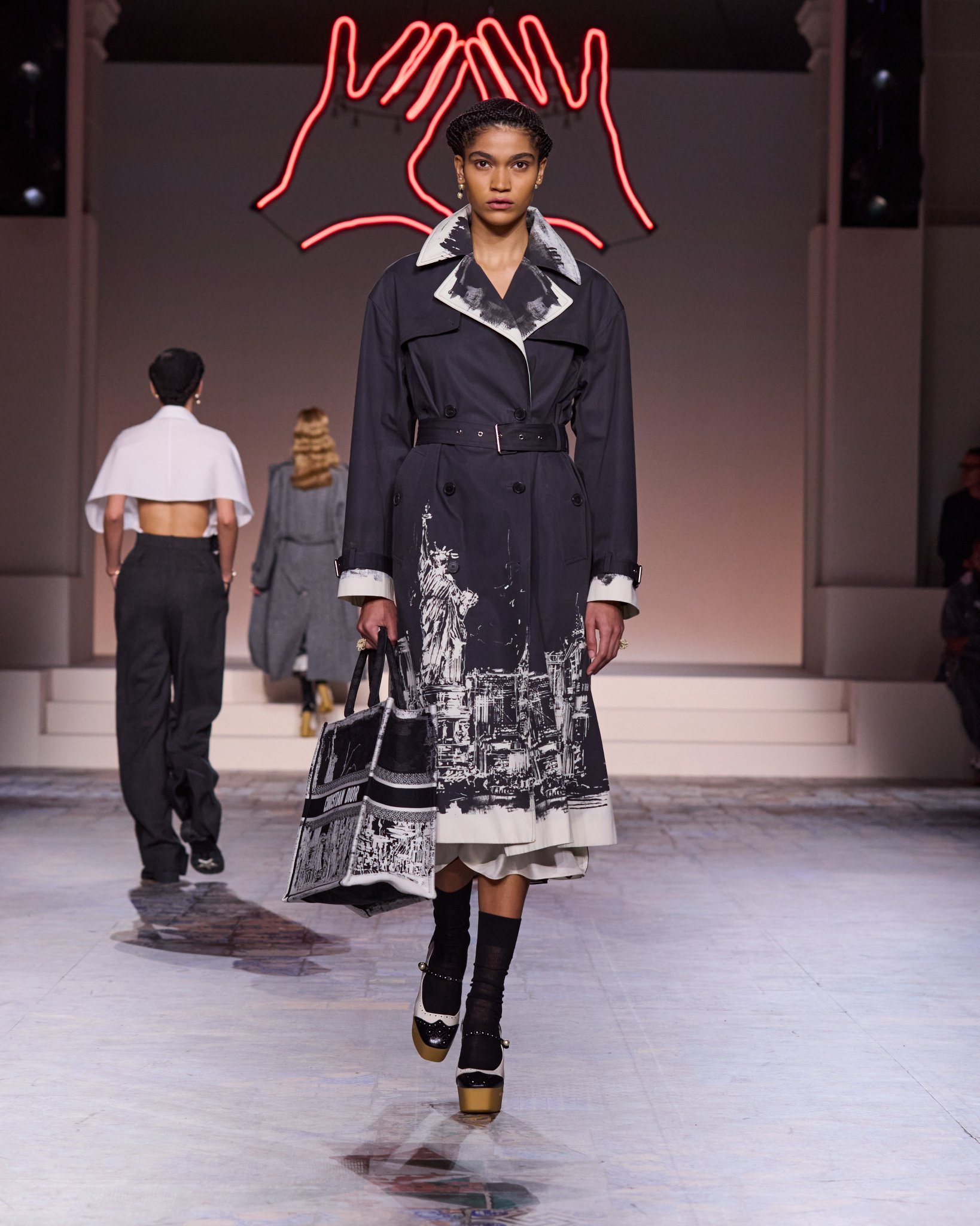 【すらっと着れて便利♪】Dior コート GLW45ypXMAA49Su.jpg:large
