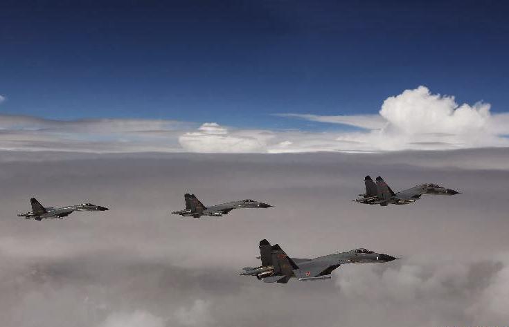 Reportedly #China sent fighter jets to monitor and warn a US Navy spy aircraft that flew over the sensitive Taiwan Strait. This incident took place just hours after a call between the Chinese and US defence chiefs.