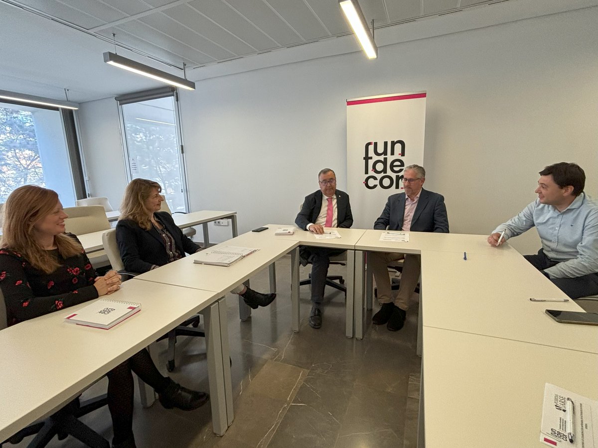 fundecoruco's tweet photo. ✒️ En el acto de firma del nuevo programa de prácticas para estudiantes UCO llamado #TalentoCOVAP , estuvieron presentes:

- Juan José Lunar y Antonio Herruzo, representantes de COVAP
- Antonio Arenas, Rocío Muñoz y M. Ángeles Mellado, representantes de UCO y Fundecor https://t.co/eoA2Lwpqde