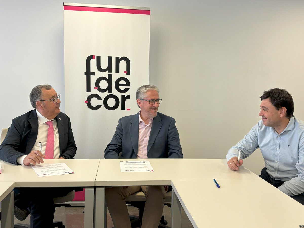 fundecoruco's tweet photo. ✒️ En el acto de firma del nuevo programa de prácticas para estudiantes UCO llamado #TalentoCOVAP , estuvieron presentes:

- Juan José Lunar y Antonio Herruzo, representantes de COVAP
- Antonio Arenas, Rocío Muñoz y M. Ángeles Mellado, representantes de UCO y Fundecor https://t.co/eoA2Lwpqde