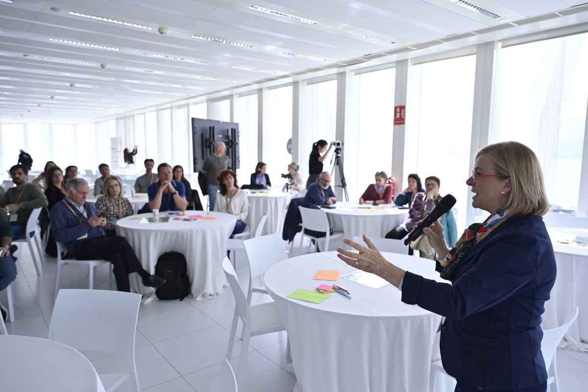 bluenetcat's tweet photo. 📍 Ja hem començat! Avui celebrem la trobada anual de membres de la Xarxa a Barcelona #BlueThinkers 🌊

@Lourdesreig, directora, i @pabloboumira, promotor de #BlueNetCat, han obert la jornada explicant d'on venim i cap on anem. 

#BlauTech4Future #BlueEconomy #EconomiaBlava https://t.co/hW1Ae6J71t