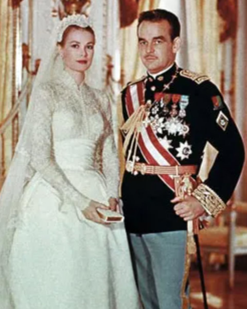 𝗠𝗔𝗥𝗜𝗔𝗚𝗘 𝗣𝗥𝗜𝗡𝗖𝗜𝗘𝗥 👑 19 avril 1956, mariage du prince Rainier et de Grace Kelly. 👉 Mariage de légende entre un prince glamour et une star, à Monaco. 30 millions de téléspectateurs suivent le mariage du prince Rainier III de #Monaco et de l'actrice américaine.