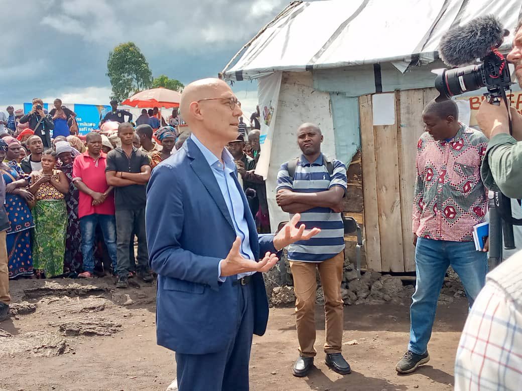 acprdcongo's tweet photo. #RDC: Le Haut-Commissaire des Nations unies aux droits de l'homme Volker Türk accompagné de la Cheffe de la Mission des Nations unies pour la stabilisation de la République démocratique du Congo (Monusco), a rendu visite mercredi les déplacés du camp  Bulengo, situé au quartier Lac Vert à Goma,   en vue de s'imprégner des réalités de vie des milliers de    congolais en mouvement du fait de la guerre d'agression  par le Rwanda sous couvert du M23.

" J'étais là, la dernière fois en 2013 et je me rappelle avoir parlé aux personnes déplacées à l'intérieur de leur pays. Je suis de retour maintenant à nouveau en face des hommes chassés de leurs territoires suite aux viols, aux massacres liés à la guerre. Ça me brise le cœur de voir un peuple chassé mainte fois de chez lui est plongé dans une situation précaire dans ce site. Ces déplacés veulent la paix et retourner, que ce conflit et violences s'arrêtent. Et que tout homme qui a de l'influence sur les hommes armés, le fasse pour que ces violences s'arrêtent", a déclaré Volker Türk, Haut- Commissaire des Nations unies aux droits de l'homme.
Découvrez d'autres infos sur notre site  https://t.co/tGEWJ2Bgzn
