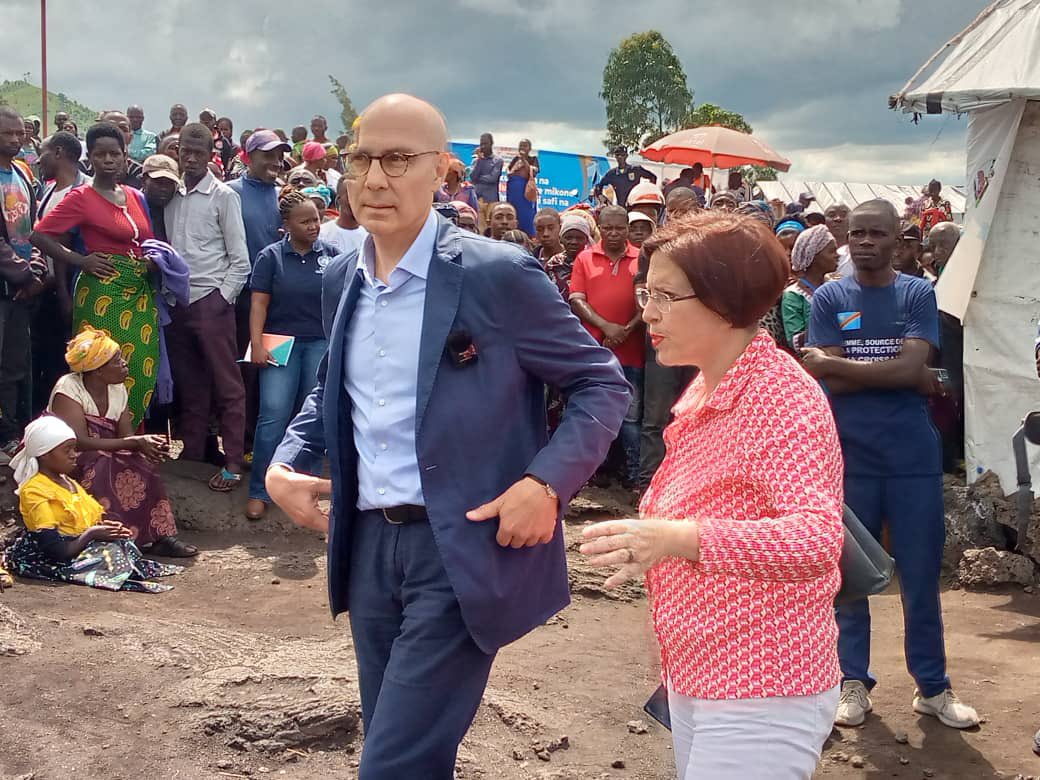 acprdcongo's tweet photo. #RDC: Le Haut-Commissaire des Nations unies aux droits de l'homme Volker Türk accompagné de la Cheffe de la Mission des Nations unies pour la stabilisation de la République démocratique du Congo (Monusco), a rendu visite mercredi les déplacés du camp  Bulengo, situé au quartier Lac Vert à Goma,   en vue de s'imprégner des réalités de vie des milliers de    congolais en mouvement du fait de la guerre d'agression  par le Rwanda sous couvert du M23.

" J'étais là, la dernière fois en 2013 et je me rappelle avoir parlé aux personnes déplacées à l'intérieur de leur pays. Je suis de retour maintenant à nouveau en face des hommes chassés de leurs territoires suite aux viols, aux massacres liés à la guerre. Ça me brise le cœur de voir un peuple chassé mainte fois de chez lui est plongé dans une situation précaire dans ce site. Ces déplacés veulent la paix et retourner, que ce conflit et violences s'arrêtent. Et que tout homme qui a de l'influence sur les hommes armés, le fasse pour que ces violences s'arrêtent", a déclaré Volker Türk, Haut- Commissaire des Nations unies aux droits de l'homme.
Découvrez d'autres infos sur notre site  https://t.co/tGEWJ2Bgzn