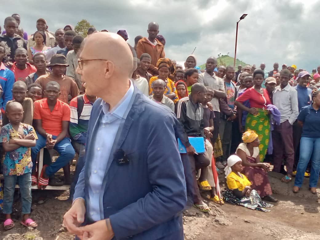 acprdcongo's tweet photo. #RDC: Le Haut-Commissaire des Nations unies aux droits de l'homme Volker Türk accompagné de la Cheffe de la Mission des Nations unies pour la stabilisation de la République démocratique du Congo (Monusco), a rendu visite mercredi les déplacés du camp  Bulengo, situé au quartier Lac Vert à Goma,   en vue de s'imprégner des réalités de vie des milliers de    congolais en mouvement du fait de la guerre d'agression  par le Rwanda sous couvert du M23.

" J'étais là, la dernière fois en 2013 et je me rappelle avoir parlé aux personnes déplacées à l'intérieur de leur pays. Je suis de retour maintenant à nouveau en face des hommes chassés de leurs territoires suite aux viols, aux massacres liés à la guerre. Ça me brise le cœur de voir un peuple chassé mainte fois de chez lui est plongé dans une situation précaire dans ce site. Ces déplacés veulent la paix et retourner, que ce conflit et violences s'arrêtent. Et que tout homme qui a de l'influence sur les hommes armés, le fasse pour que ces violences s'arrêtent", a déclaré Volker Türk, Haut- Commissaire des Nations unies aux droits de l'homme.
Découvrez d'autres infos sur notre site  https://t.co/tGEWJ2Bgzn