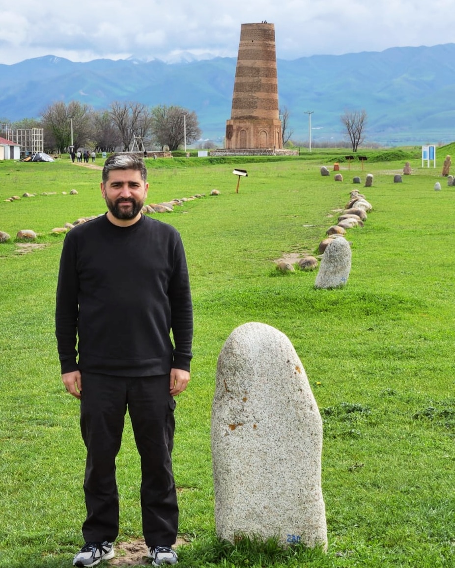 Müslüman Türk devleti Karahanlıların ilk başkenti olan Balasagun'dan herkese selamün aleyküm! Kırgızistan'daki Balasagun şehri aynı zamanda Kutadgu Bilig'in yazarı Yusuf Has Hacip'in de doğduğu yer olarak biliniyor.