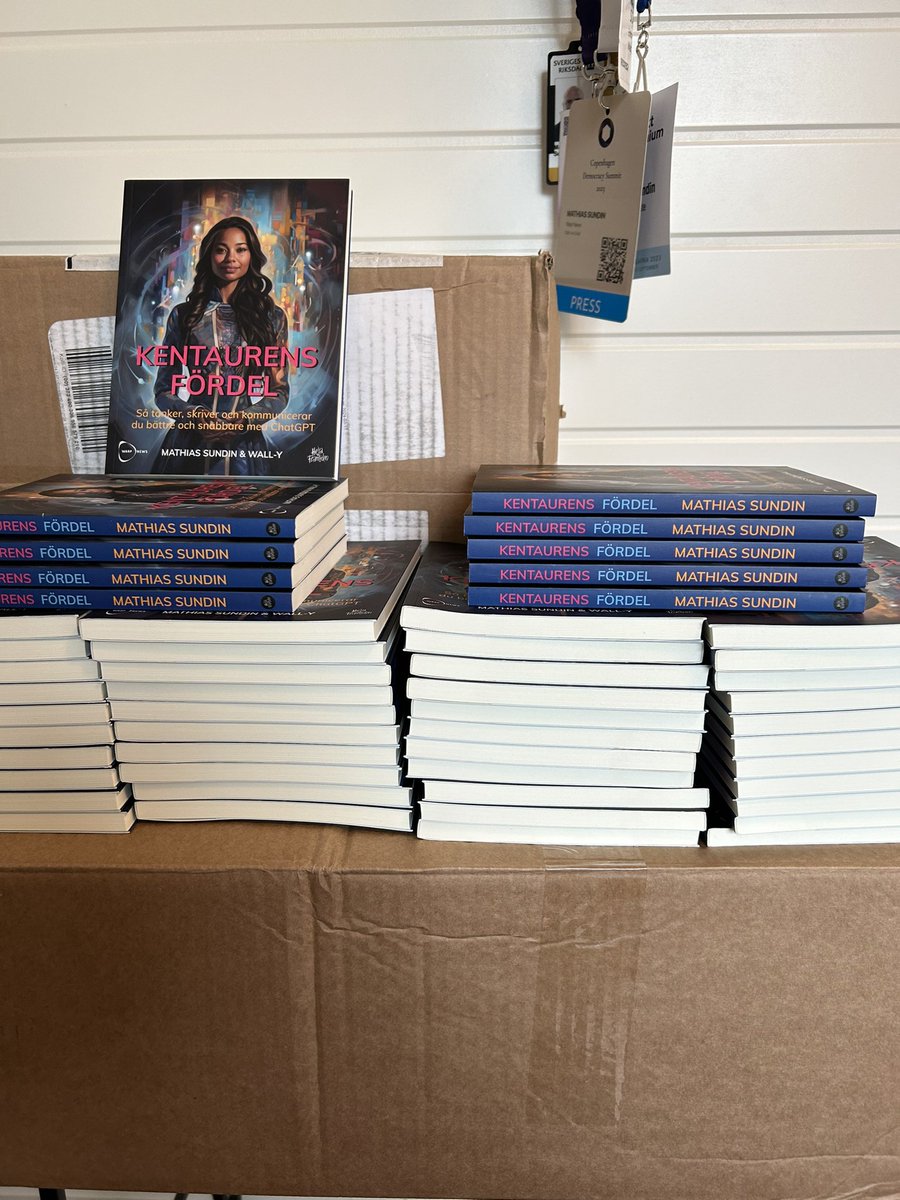 MathiasSundin's tweet image. 📚 250 böcker som är bokade till publiken i tre föreläsningar resten av veckan. Därmed är andra upplagan slut. 

Men den tredje har precis anlänt från tryckeriet, om du vill köpa ett exemplar:

hejaframtiden.myshopify.com/products/kenta…