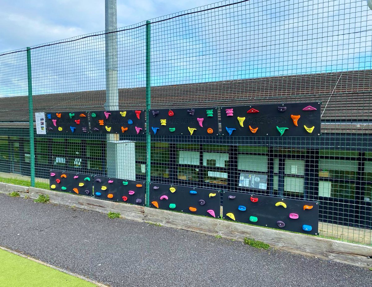 St Kilian’s students are really enjoying their new climbing wall & it’s getting plenty of use. Thank you so much Active Schools, Small Walls & Park Run. @ActiveFlag @StKiliansDS @parkrunIE #parkrunTakeOver #activeschools #thankyou #Dankeschön