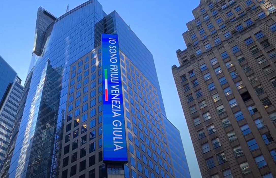 regioneFVGit's tweet photo. 🇺🇸La promozione turistica del #FriuliVeneziaGiulia approda negli Stati Uniti d'America e conquista Times Square
🙂I maxischermi che caratterizzano l'iconica piazza di New York proiettano una campagna video pubblicitaria dedicata alla nostra regione.
👉 https://t.co/XqqlPgTXCF https://t.co/Ppn4IDsdyO