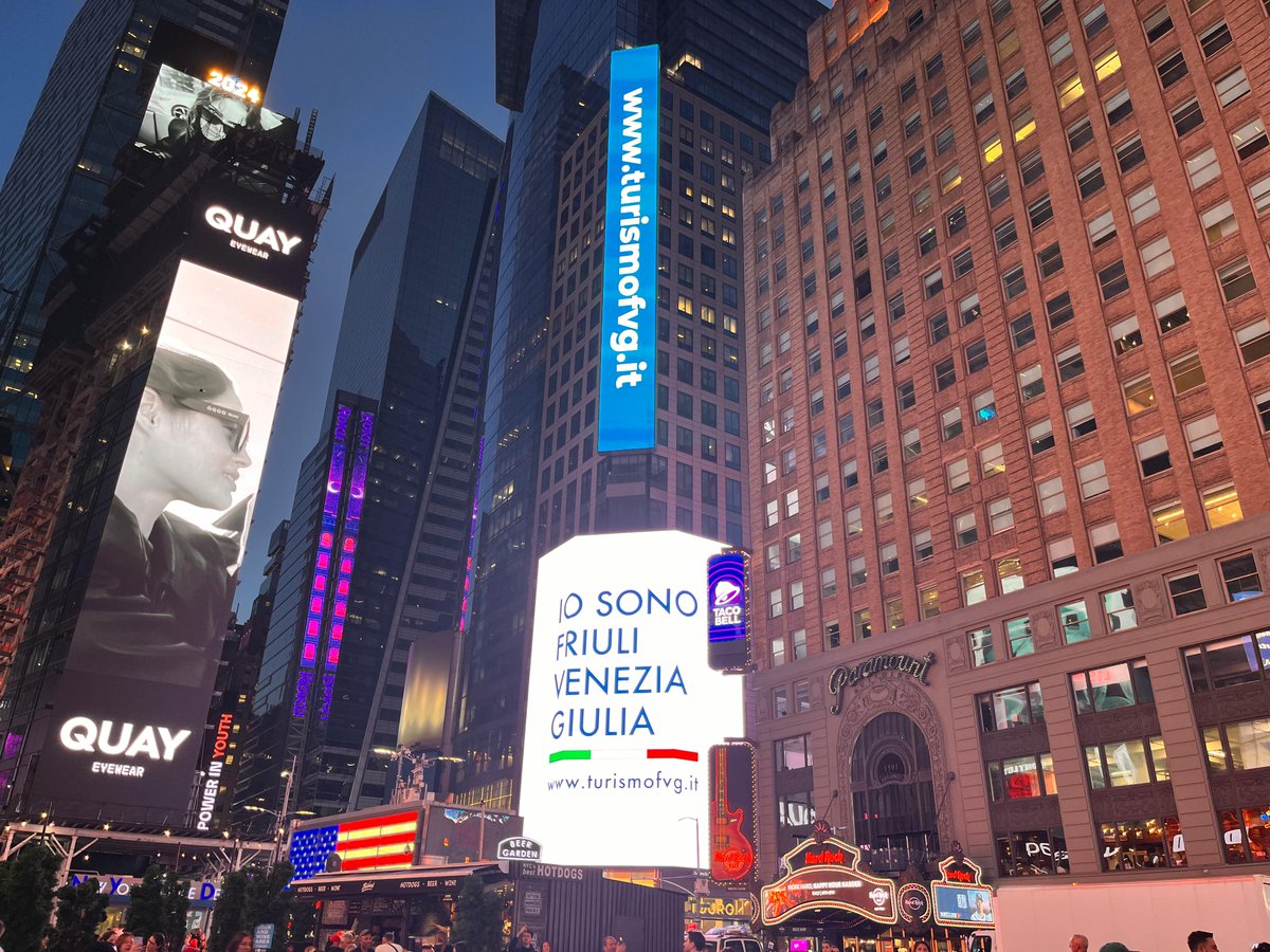 🇺🇸La promozione turistica del #FriuliVeneziaGiulia approda negli Stati Uniti d'America e conquista Times Square 🙂I maxischermi che caratterizzano l'iconica piazza di New York proiettano una campagna video pubblicitaria dedicata alla nostra regione. 👉 bit.ly/43Zxbth