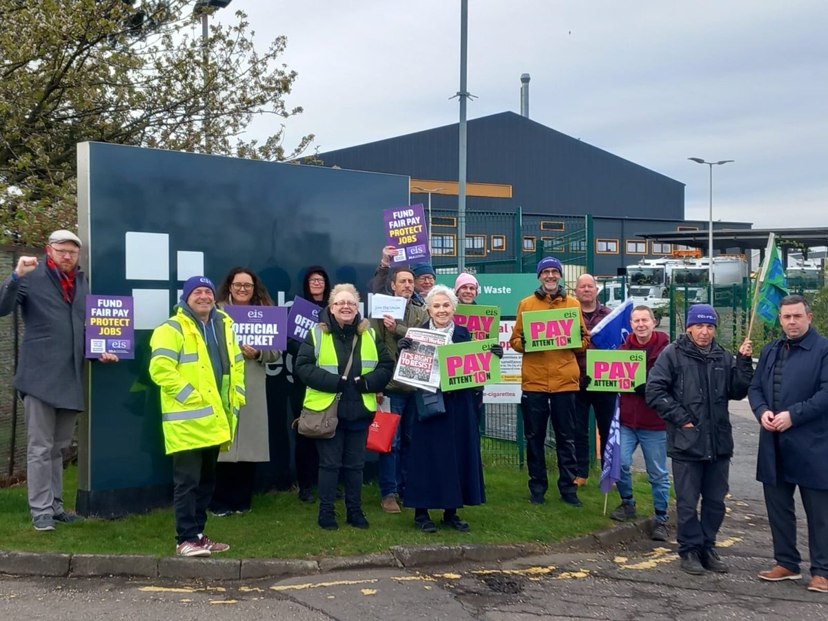 PearcePhill's tweet photo. College lecturers across Scotland should have received a fair pay award in 2022 instead they are effectively getting an 8% pay cut. Pleased to be able to show solidarity with EIS-FELA members at Edinburgh College Sighthill campus. @EdinburghEIS @EISFela https://t.co/pAMRPCGhCR