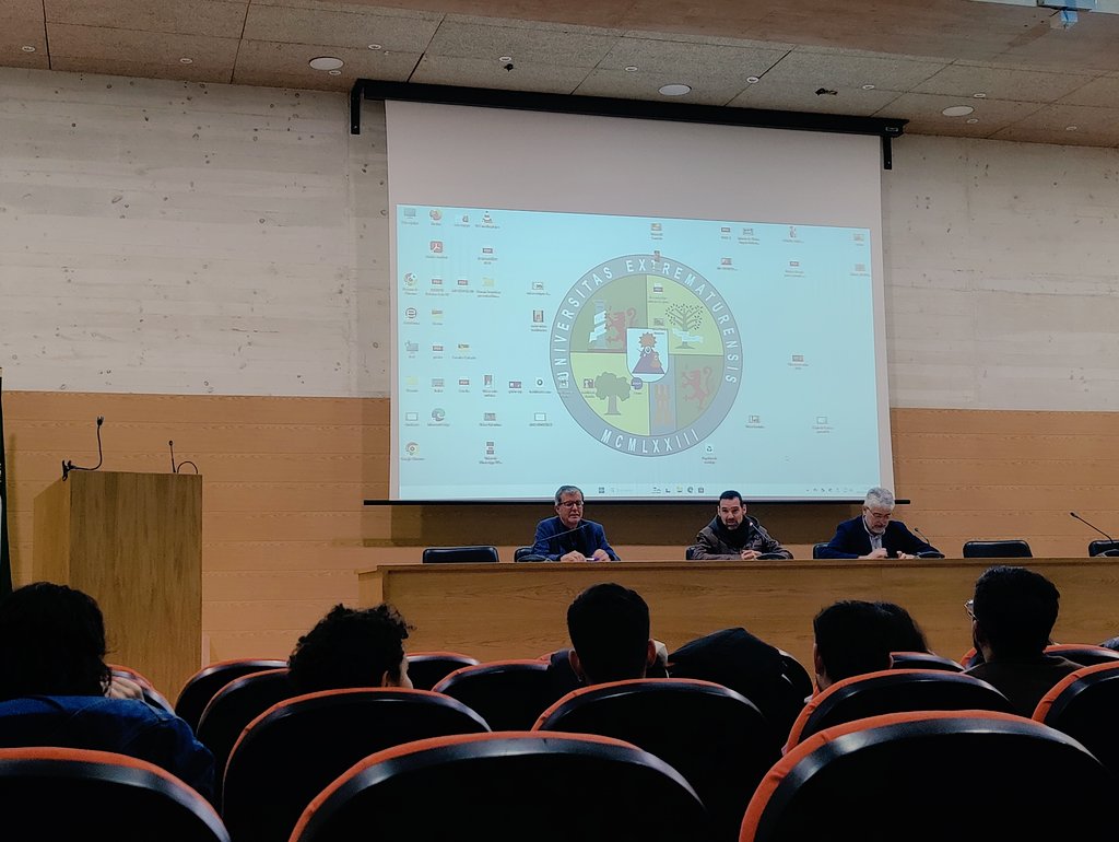 La semana pasada tuvimos el lujo de celebrar en la facultad de CC.Doc y Comunicación las Jornadas "Memoria, Historia y Medios Audiovisuales". Gracias al profe Carlos Casillas por hacerlo posible de la mano de los estudiantes. <a href="/infouex/">UEx</a> <a href="/ConsejoAlcazaba/">Consejo Alcazaba</a>