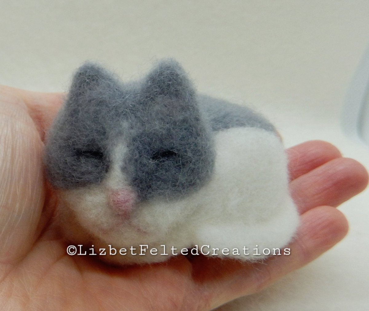 Private commission, a gift for a family member whose lost their cat: this is the needle felted cat I've been working on. 💛🐈.#MHHSBD