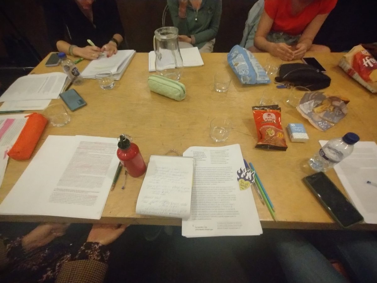 feministasprosp's tweet photo. 📃Ayer en #LaProspe tuvimos un interesante debate feminista sobre "La hegemonía de la clase media en el último ciclo feminista" de
@cantoneras
Es tan enriquecedor poner en común ideas, reflexiones, dudas e incertidumbres ...🧐
Será el primero de muchos!🔥💜 https://t.co/Ei3lNumUv1