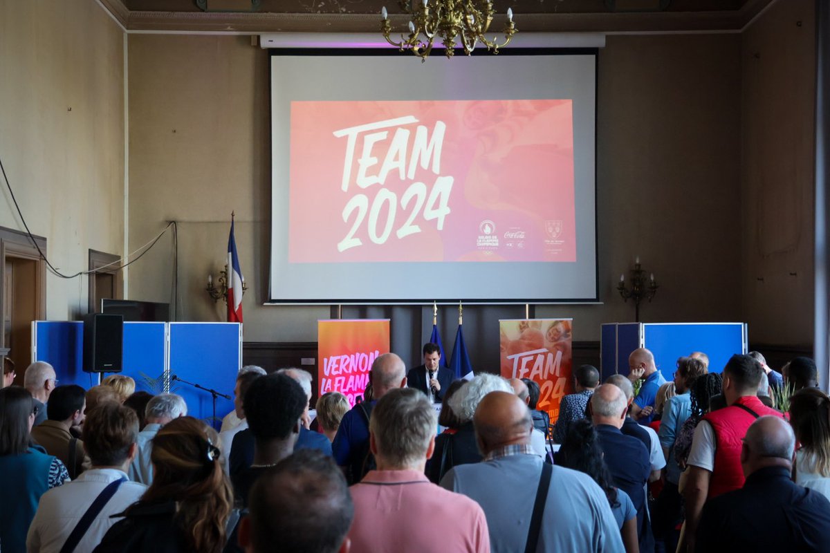 La Team 2️⃣0️⃣2️⃣4️⃣ s’est réunie lors de la cérémonie de lancement 🚀 Le vendredi 12 avril, la municipalité a organisé une soirée à l'Hôtel de Ville réunissant une centaine de bénévoles dans cette équipe dynamique🏅 Cet événement a permis de dévoiler les prochaines missions des