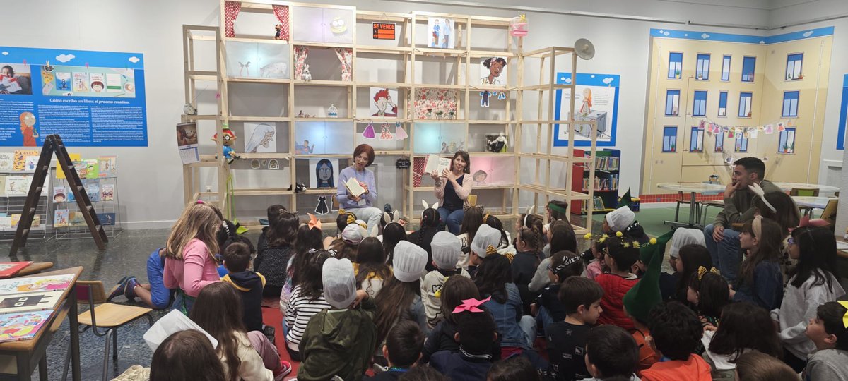 CEIPCampoCruz's tweet photo. El Salón del Libro Infantil cumple 25 años y hoy hemos ido a la Biblioteca Municipal para participar en sus actividades de promoción de la lectura.

Hemos disfrutado del Cuento “ Patio de luces” que nos ha enseñado que nada es lo que parece. https://t.co/iaLgzkxkfG