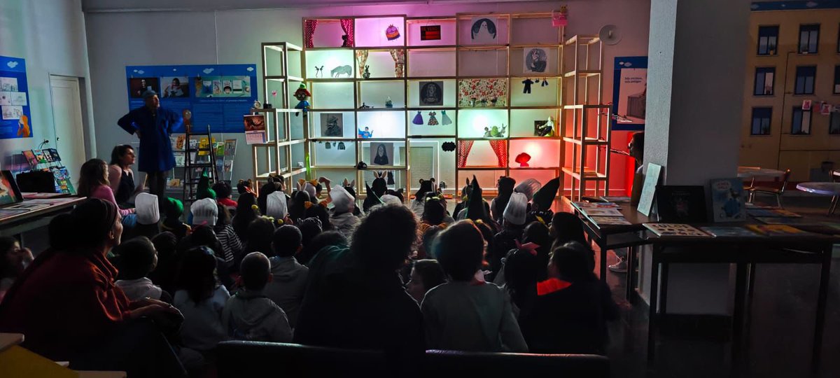 CEIPCampoCruz's tweet photo. El Salón del Libro Infantil cumple 25 años y hoy hemos ido a la Biblioteca Municipal para participar en sus actividades de promoción de la lectura.

Hemos disfrutado del Cuento “ Patio de luces” que nos ha enseñado que nada es lo que parece. https://t.co/iaLgzkxkfG