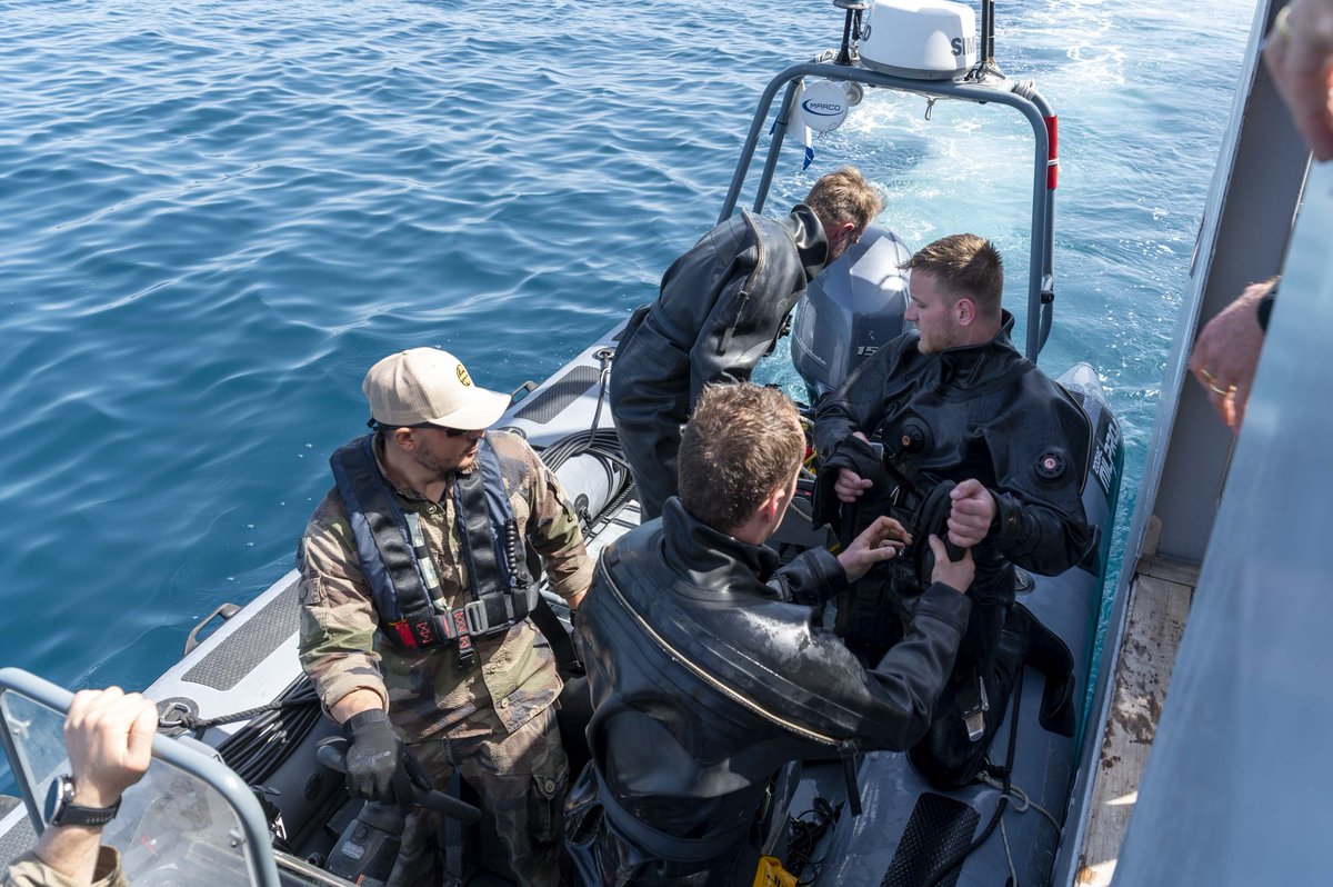 MarineNationale's tweet photo. #ON24 | Les plongeurs-démineurs 🇫🇷 se sont entraînés à intervenir par 50m de fond avec leurs homologues 🇳🇱, 🇺🇸 et 🇸🇮 dans le cadre d’Olives noires 24, et à opérer des drones sous-marins de lutte contre les mines pour développer leur expérience tactique. @Cecmed_Off @EtatMajorFR https://t.co/4RiisAwIch