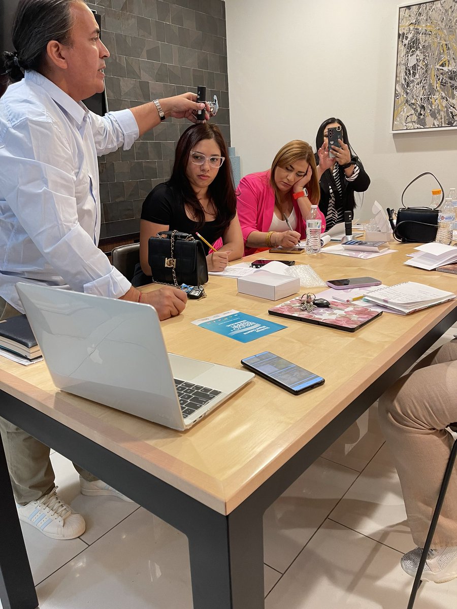 ExpertoCapilar's tweet photo. Curso #Tricoscopía y #ReflexoterapiaCraneoFacial para la Peluquería de Avanzada en #Miami. Muy Felices por las visitas de las Licenciadas en Cosmetología de 🇺🇸: Carolina del Norte, Huston, New York, California y Aguadilla Puerto Rico 🇵🇷. 
#tricologo #tricologia #educacion #aatri https://t.co/fcuqL5KqOl