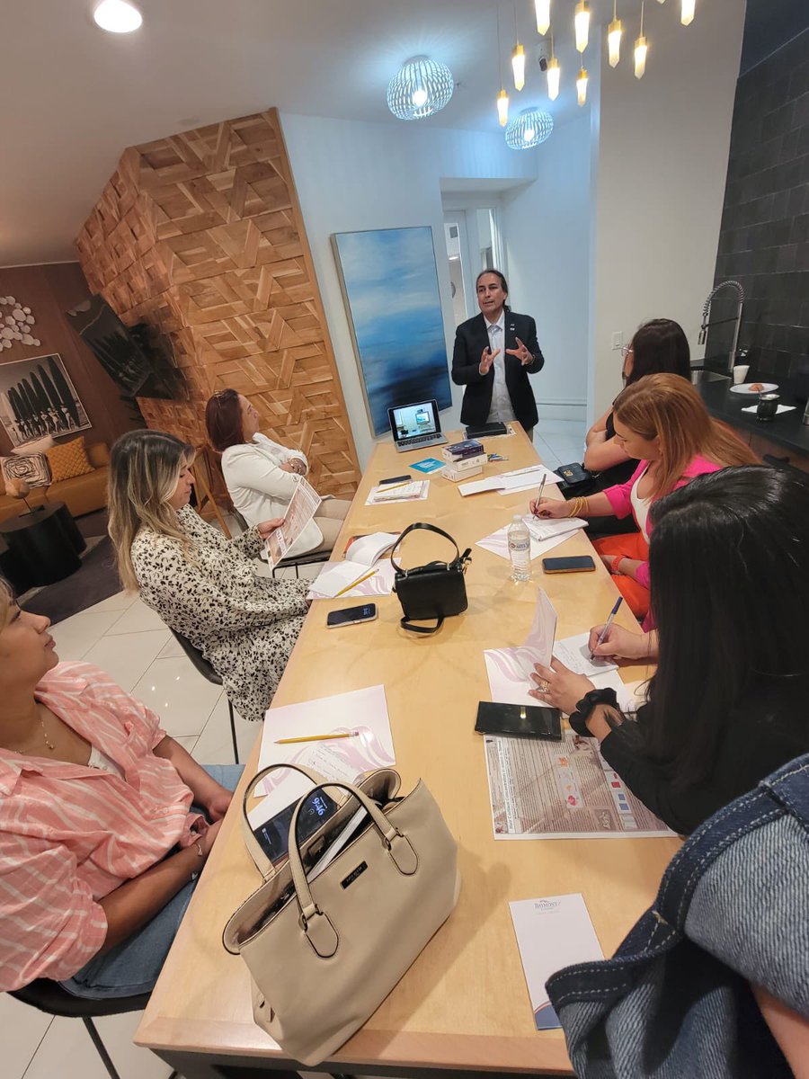 ExpertoCapilar's tweet photo. Curso #Tricoscopía y #ReflexoterapiaCraneoFacial para la Peluquería de Avanzada en #Miami. Muy Felices por las visitas de las Licenciadas en Cosmetología de 🇺🇸: Carolina del Norte, Huston, New York, California y Aguadilla Puerto Rico 🇵🇷. 
#tricologo #tricologia #educacion #aatri https://t.co/fcuqL5KqOl