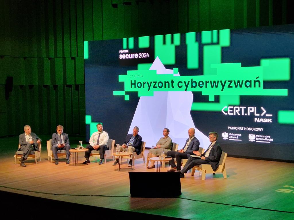 Pierwszą dziś debatę prowadzi @kksilk, Przewodniczący Rady Programowej #SECURE. O cyberbezpieczeństwie #AI rozmawiają dr hab. inż. Jerzy Surma z @SGHWarsaw, @PrzeBiec z @PW_edu, @macotech z @enisa_eu, @pp_borkowski z AI Security Foundation i @kostkiewicz oraz Mateusz Bursiak z…