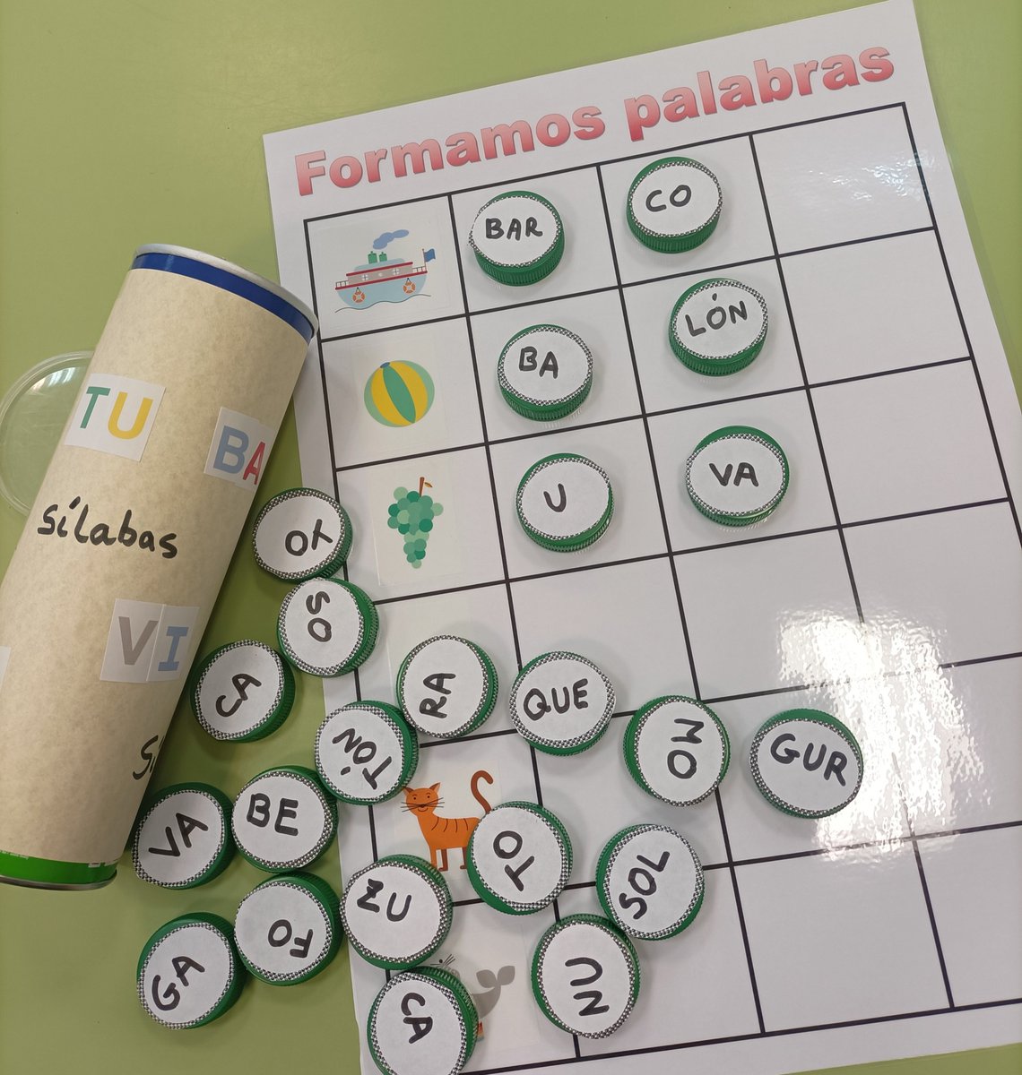 CEIPBACHILLERAL's tweet photo. Seguimos creando material en el aula PT, esta vez reciclando. Tamaños, letras, números, sílabas, son una oportunidad para crear aprendizajes con tapones de plástico. #reciclar #sostenible #inclusion #ambientes inclusivos #educacionpublica   #pedagogiaterapeutica #acnee https://t.co/tZsmnySlqj