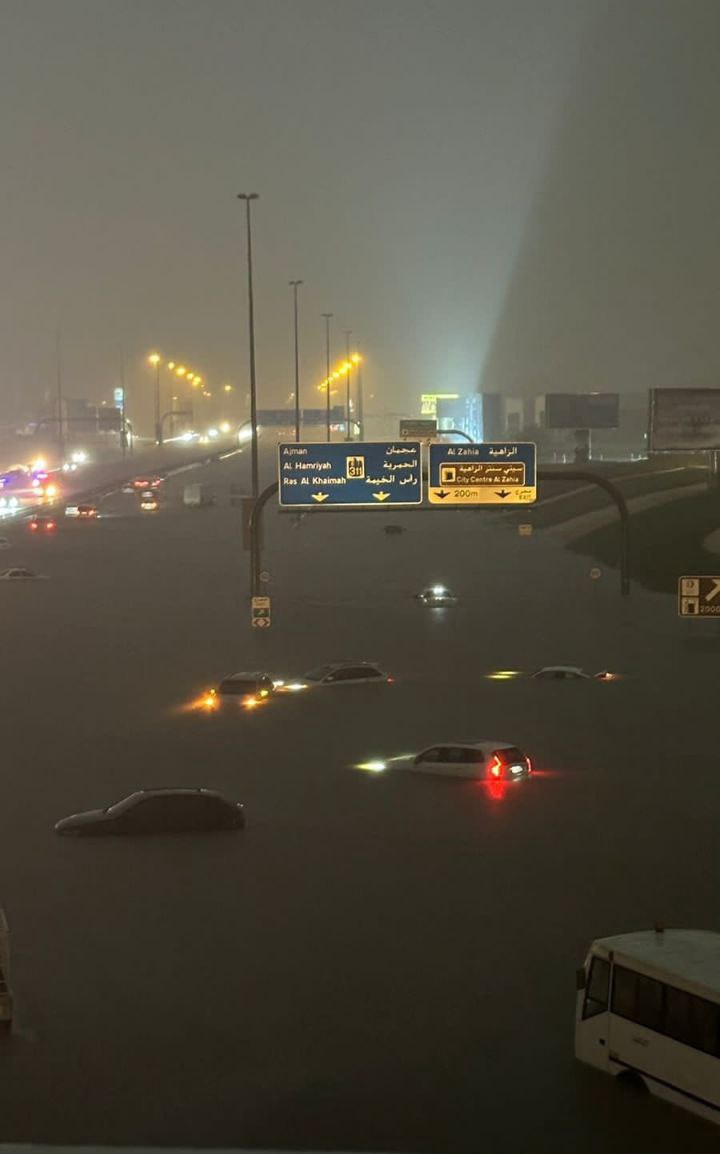 MiraclessXx's tweet photo. Keadaan Dubai selepas hujan lebat yang belum pernah terjadi selama 75 tahun... 

Separah ini apakah pertanda bahwa... https://t.co/CbLffaSw8A