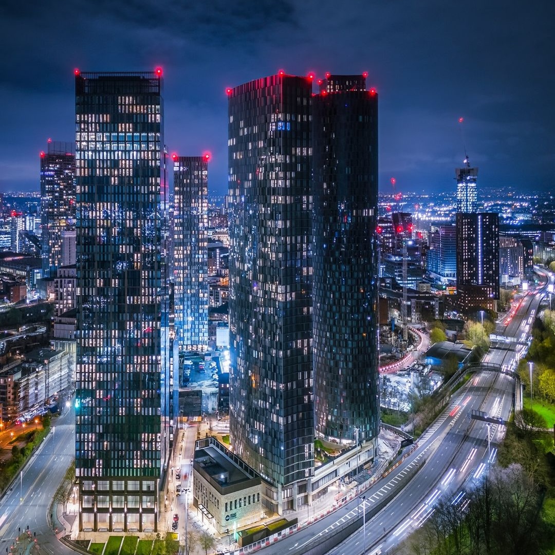 Magnificent view of our towering and vivid @NewJacksonMCR skyscraper district from Deansgate Interchange 🏙️ 📷 @AndyMallins #Renaker #TheRenakerDifference #VistaRiverGardens #LuxuryLiving #MCR