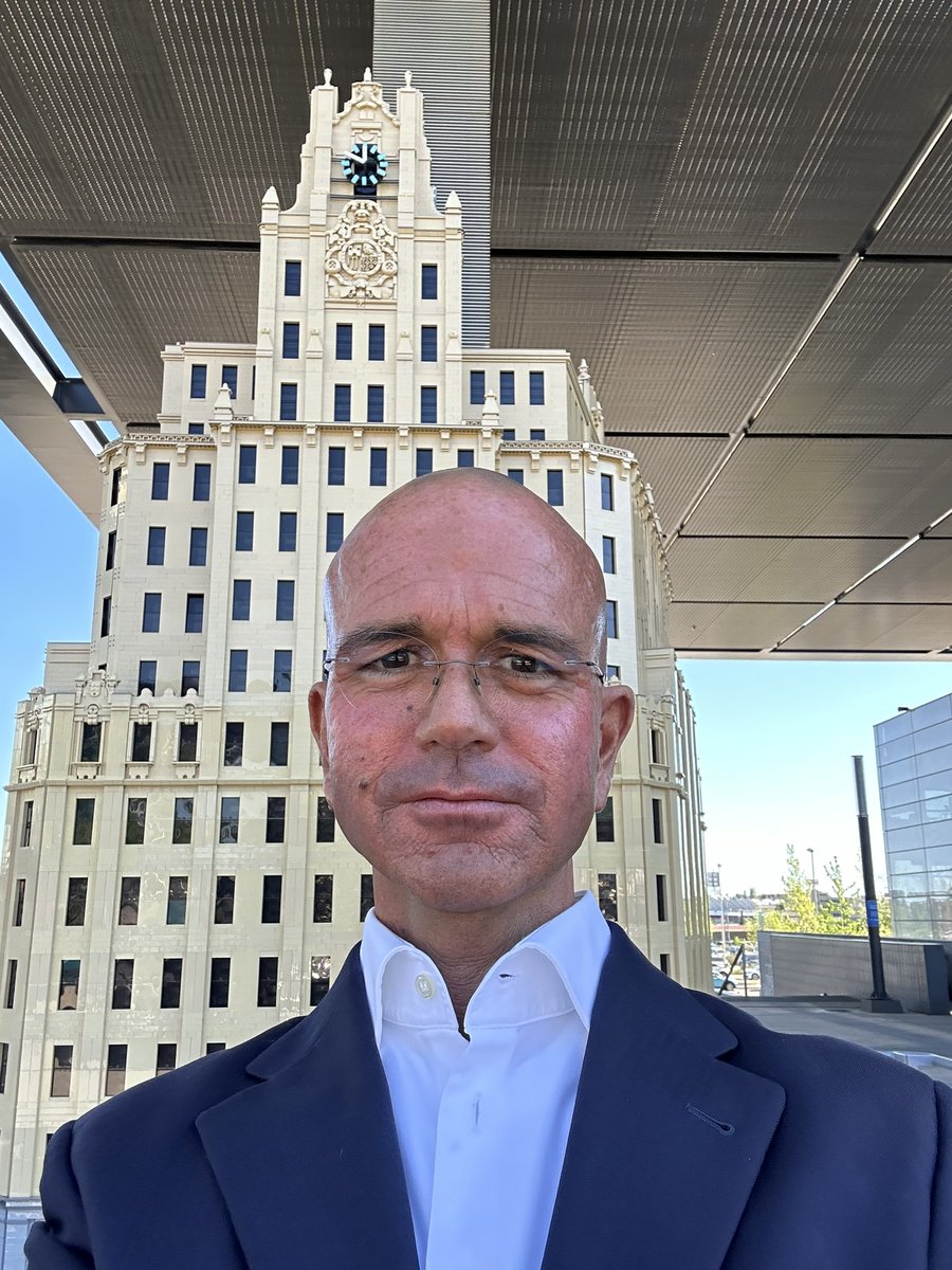 Inigocamunas's tweet photo. 💙💙💙 #DistritoTelefónica.
#Telefonica100 reproducción a escala 1:50 del edificio de Gran Vía.🏢264.820 elementos y 382 kilos. https://t.co/01BPZmpoaT