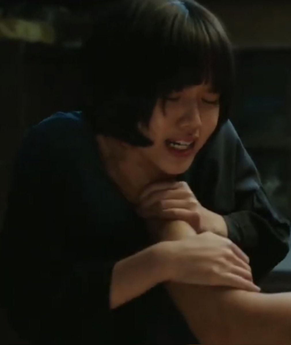 delight_4718's tweet photo. Personally, my favorite scene.
I can't stand seeing this woman's slender, pretty neck being sleepy by a man with huge hands. A woman's expression is so pretty and it's so cute to struggle to survive somehow in a strangled situation. https://t.co/nlegiLEJ5C