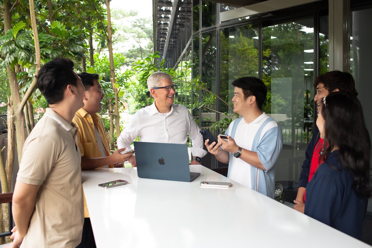 The creative community in Indonesia is exciting and growing! I spent time with five content creators today - Joerdy, Bertus, Malvin, Indra, &amp; Verren - who are sharing their passion for technology and helping inspire a new generation of creators.