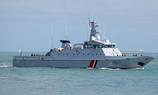 daveatherton's tweet photo. One can only conclude PM @RishiSunak is a bare faced liar for saying he wants to stop the boats. The cargo ship Scott Pioneer was stopped from entering Dunkirk Harbour. 

The captain in an exchange with the French coastguard was told that there was an "arrangement" between London & Paris govts for the French Navy to escort migrant boats towards Britain.

The captain observed, "This is not search & rescue – this is illegal trafficking of humans."

I was aware of a "gentlemen's agreement" about not returning migrants, but this seems shameless collusion. 
https://t.co/1MkvD6BI2d
