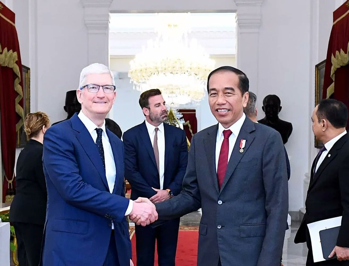 Pertemuan dengan Tim Cook berfokus pada eksplorasi rencana strategis, termasuk peluang ekspansi Apple di Indonesia dan integrasi lebih dalam ke rantai pasok global.

Saya mengajak Apple membentuk pusat inovasi bersama universitas potensial di Indonesia untuk pengembangan sumber