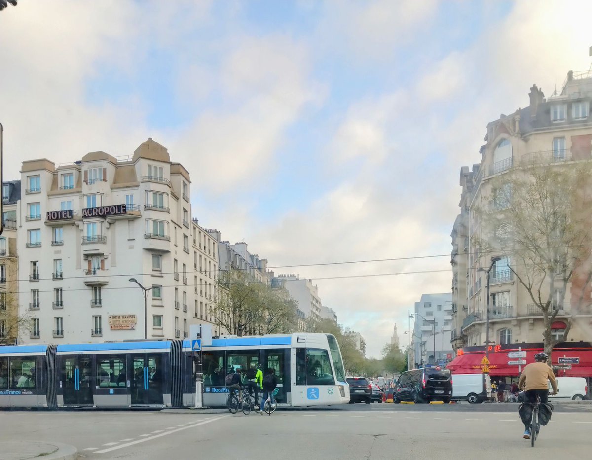 'Il est 5h...Paris s'éveille... Il est 5h...je n'ai pas sommeil ' (Jacques Dutronc)