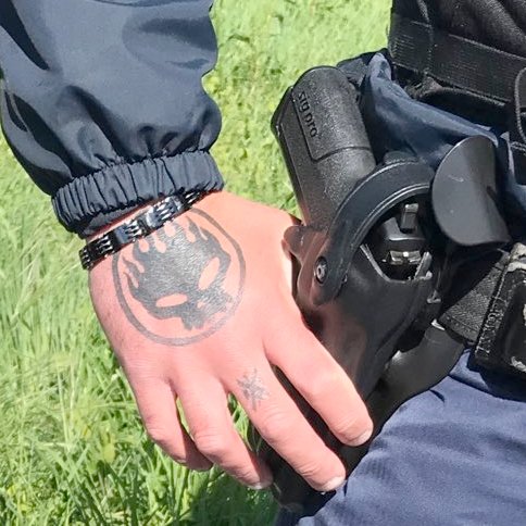 ParreirRicardo's tweet photo. L'usage de têtes de mort en tatouages ou patchs style Punisher reflète une culture de violence et développement du "mythe du policier guerrier".
La police n'est pas en guerre contre la population. Adopter de telles symboles alimente des idéologies fascistes.
Savoir plus 🧶⏬⏬ https://t.co/u42llpelGm