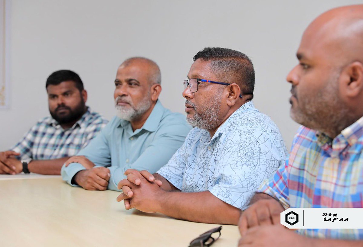 rdcmaldives's tweet photo. އއ. ތޮއްޑޫގެ މަގުތައް ޒަމާނީ ފެންވަރަށް ތަރައްޤީ ކުރުމުގެ މަޝްރޫޢާ ގުޅޭ ގޮތުން މި ކުންފުނީގެ މެނޭޖިންގ ޑިރެކްޓަރ ބްރިގޭޑިއަރ ޖެނެރަލް (ރޓ) އަލީ ޒުހައިރު މިއަދުވަނީ ތޮއްޑޫ ކައުންސިލުގެ މެމްބަރުންނާއި ބައްދަލު ކުރައްވާފައި.

#TeamRDC https://t.co/PUM7UvviyQ