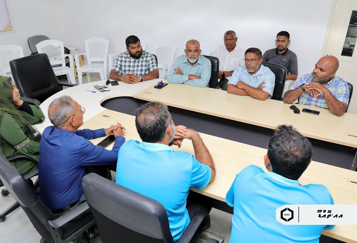 rdcmaldives's tweet photo. އއ. ތޮއްޑޫގެ މަގުތައް ޒަމާނީ ފެންވަރަށް ތަރައްޤީ ކުރުމުގެ މަޝްރޫޢާ ގުޅޭ ގޮތުން މި ކުންފުނީގެ މެނޭޖިންގ ޑިރެކްޓަރ ބްރިގޭޑިއަރ ޖެނެރަލް (ރޓ) އަލީ ޒުހައިރު މިއަދުވަނީ ތޮއްޑޫ ކައުންސިލުގެ މެމްބަރުންނާއި ބައްދަލު ކުރައްވާފައި.

#TeamRDC https://t.co/PUM7UvviyQ