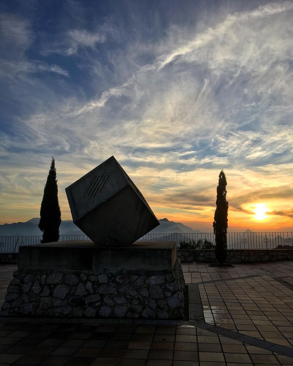 🍇 Us escapeu al Pinell de Brai? Us proposem descobrir l'interessant ⛪ centre històric, les cases penjants, la Catedral del Vi🍷, una joia del modernisme al camp, i el monument a la pau 🕊️. Som-hi?

📸 sumandodestinos, terraaltaturisme

#ElPinelldeBrai #TerraAlta #TerresdelEbre