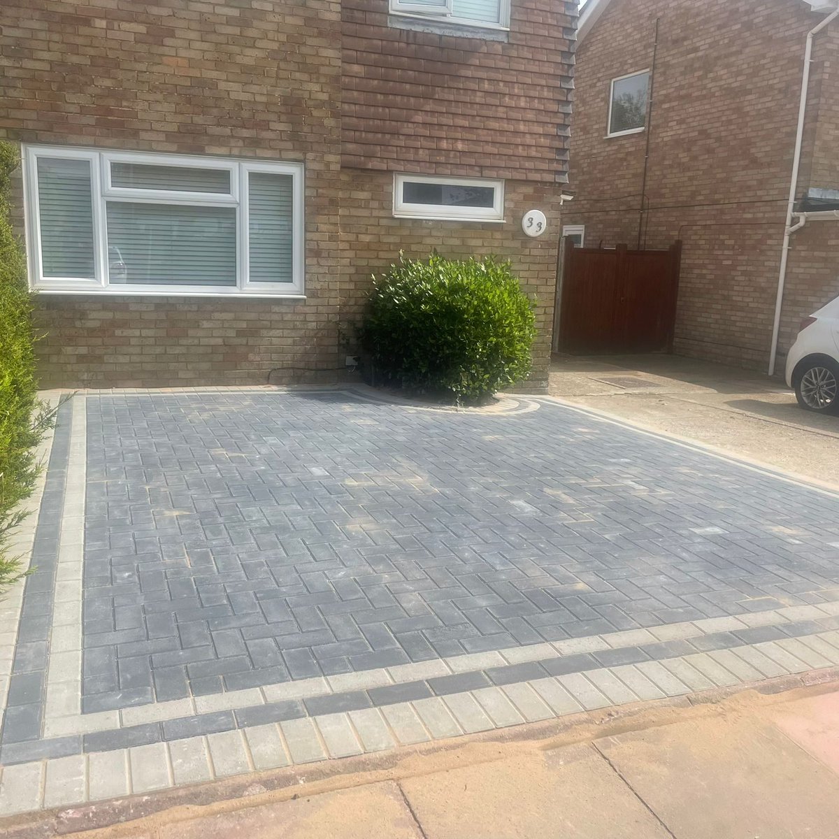 💥We completed this two-coloured blocked paved driveway update for a home on Hudson Close, Worthing. ☎️ If you would like to transform your property, please give us today at 01323 887 678

#gladstonepaving #driveways #patios #patio #landscape #landscaping #resin #paving #home