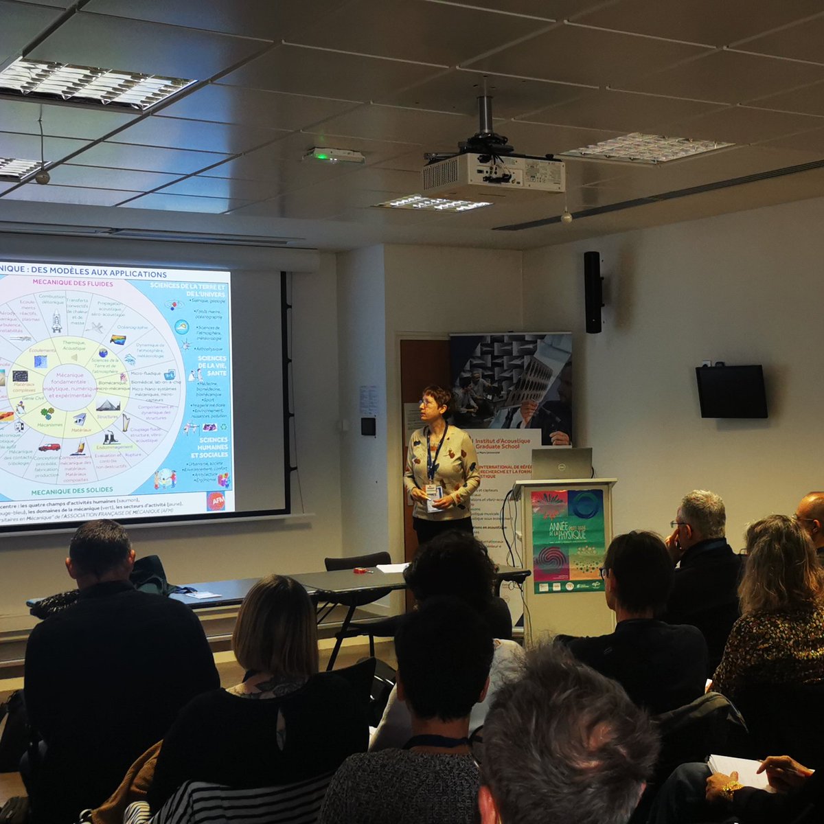 #AnnéePhysique 🎆| La première conférence « Introduction à l'acoustique, partie intégrante de la mécanique : métiers et applications » est donnée par Catherine Potel, professeure @LeMansUniv au LAUM ⬇️