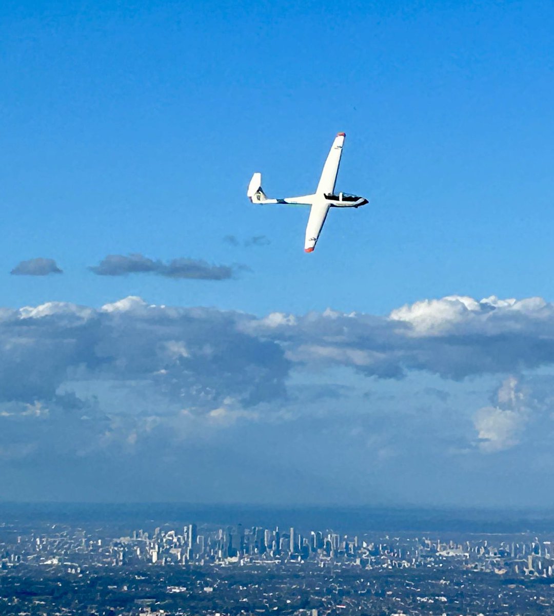 121 catching 128 over RAF Kenley 📷 

If you’re thinking about joining the <a href="/aircadets/">RAF Air Cadets</a> then we’ve got your seat ready and waiting 🫡

#aviation #flying #glider #london #kenley