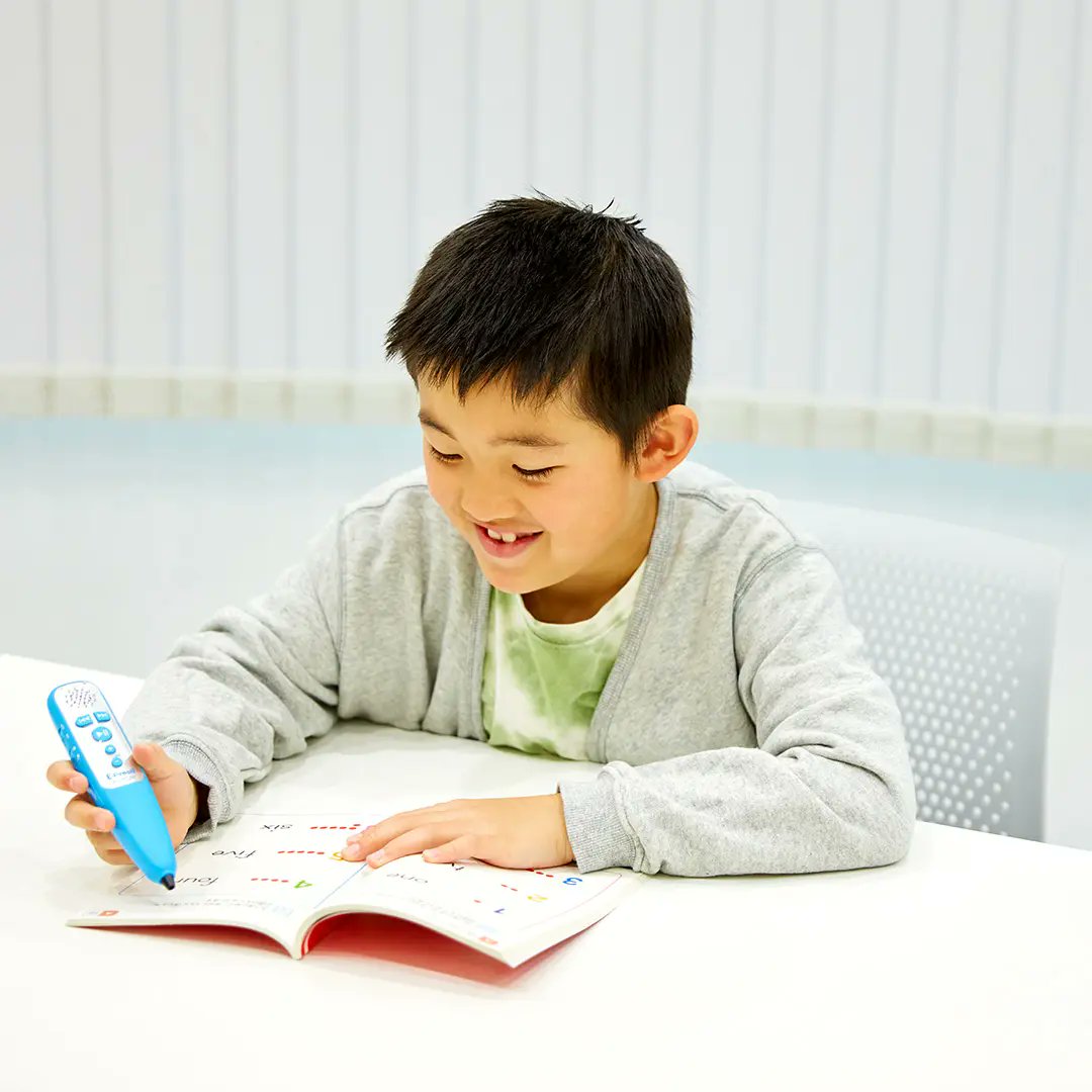 Hug_Mug's tweet image. 楽しいから身につく✏️KUMONの英語教材・「E-Pencil」に子どもが大ハマリ🎶子どもに合わせた教材と、自宅学習もぐんと楽しくなる専用リスニング機器『E-Pencil』の秘密を、たっぷりご紹介！▷▷x.gd/GGqmL

#PR #KUMON　#イー・ペンシル　#EPencil　#英語　#教材　#自宅学習　#子育て