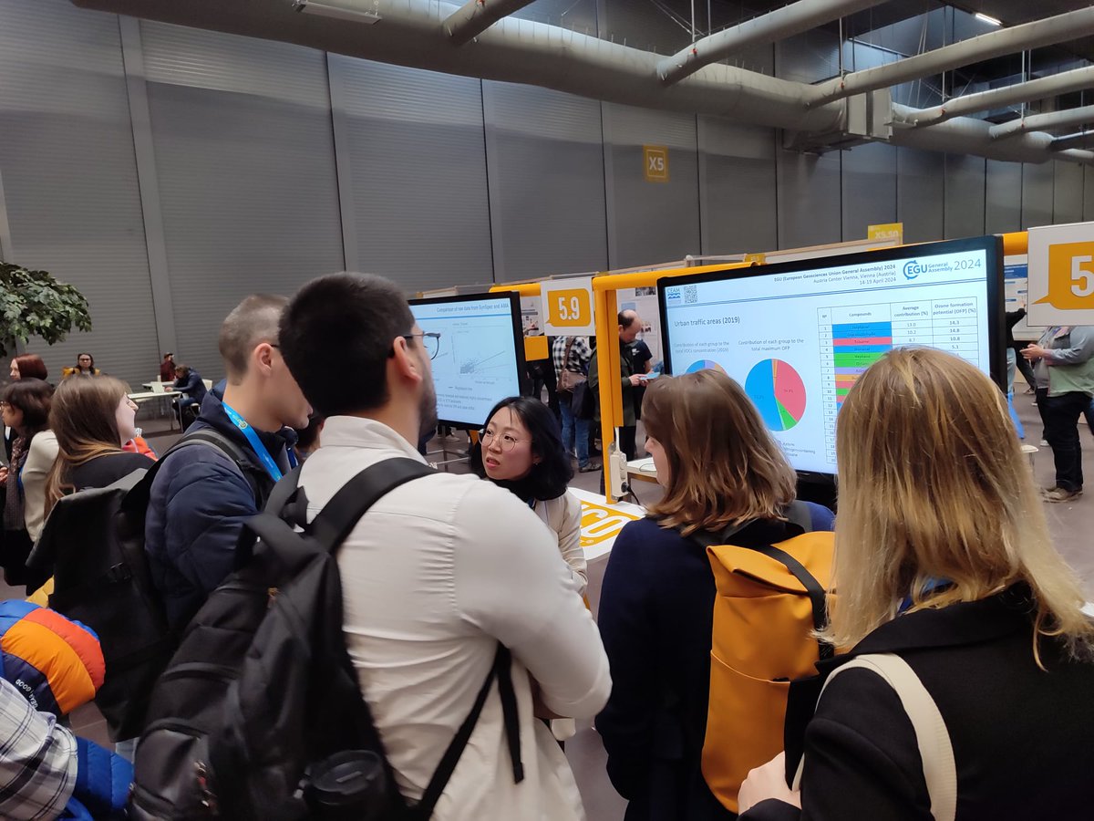 euphore_ceam's tweet photo. Hui la nostra 👩🔬Daeun Jung ha presentat interessants resultats en la caracterització de diferents fonts d'emissió de #COVs en l'entorn urbà de #València despertant gran interés entre els assistents, sessió PICO SPOT 5.10 @EuroGeosciences #EGU24 #Ozó #QualitatAire https://t.co/3pKk3ev0pi