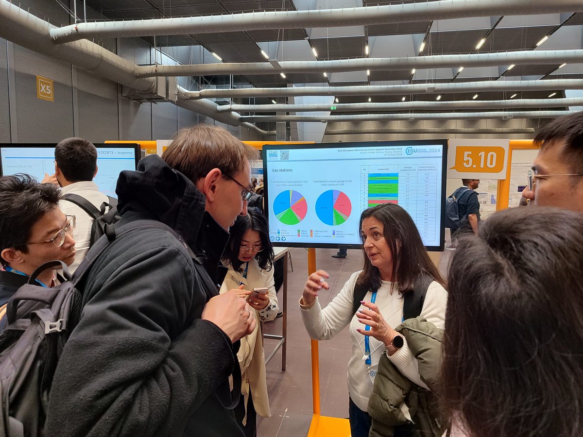 euphore_ceam's tweet photo. Hui la nostra 👩🔬Daeun Jung ha presentat interessants resultats en la caracterització de diferents fonts d'emissió de #COVs en l'entorn urbà de #València despertant gran interés entre els assistents, sessió PICO SPOT 5.10 @EuroGeosciences #EGU24 #Ozó #QualitatAire https://t.co/3pKk3ev0pi