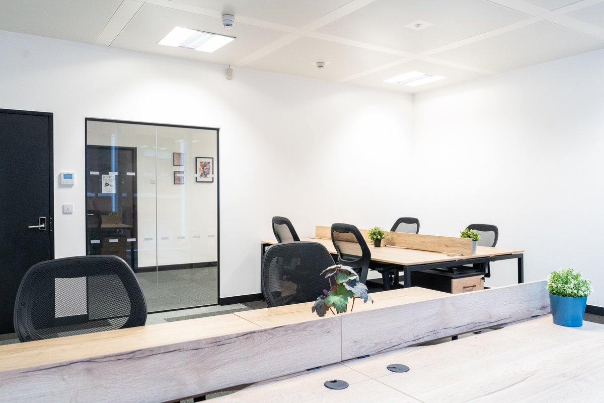 Make your mark in Liverpool with this contemporary 10-desk office, available now at AHQ St Paul's Square. Featuring a spacious interior and floor-to-ceiling windows, this space is ready and waiting to unleash your potential. Interested? Tap the link-in-bio to enquire now.