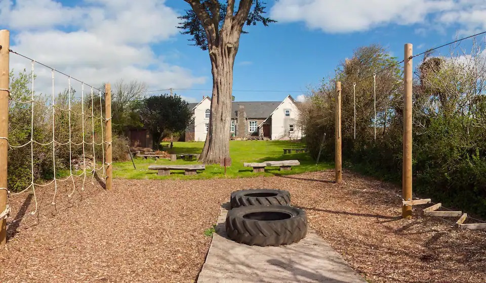 Stay at Start Bay, in #SouthDevon. Sleeps up to 41 guests with a large garden which includes a low ropes course, pond and BBQ area. Ideal for faith groups or families. ☎️ 01743 852100 💻 enquiries@field-studies-council.org 👉 ow.ly/zsV450QYOEs #VenueHire #GroupAccommodation